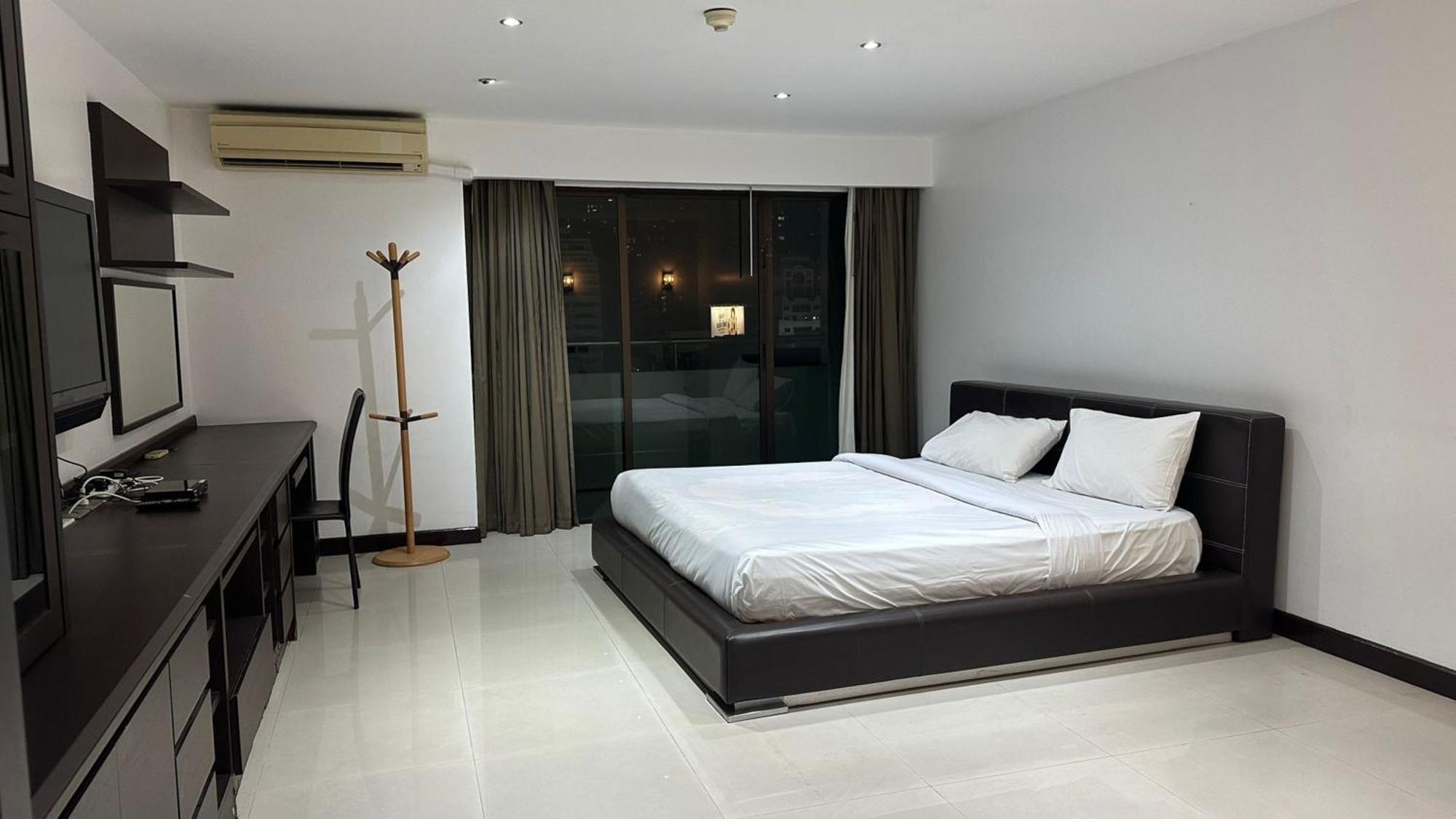 Affordable Serviced Apartments In Nana Omni Tower - Prime Sukhumvit Location Банкок Екстериор снимка