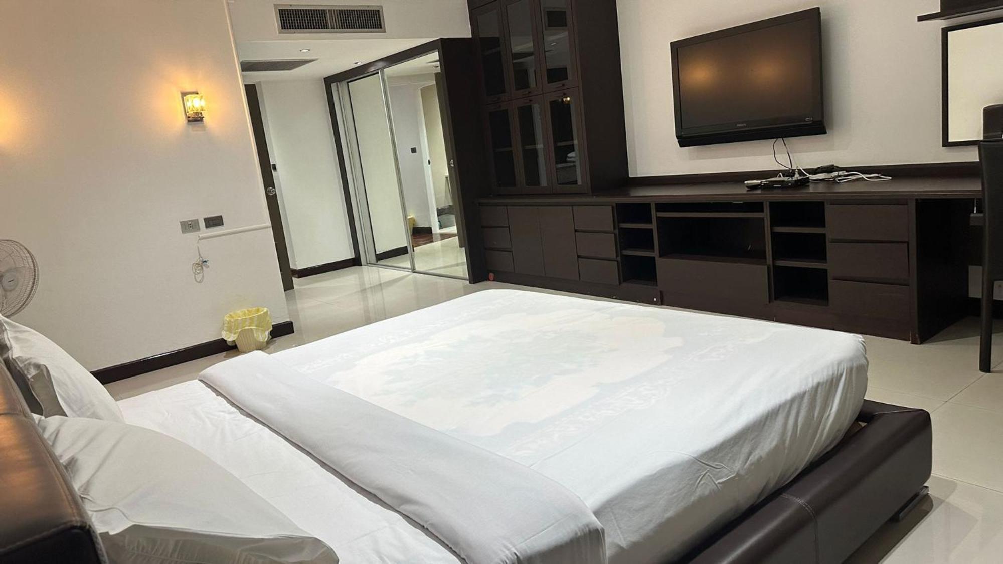 Affordable Serviced Apartments In Nana Omni Tower - Prime Sukhumvit Location Банкок Екстериор снимка