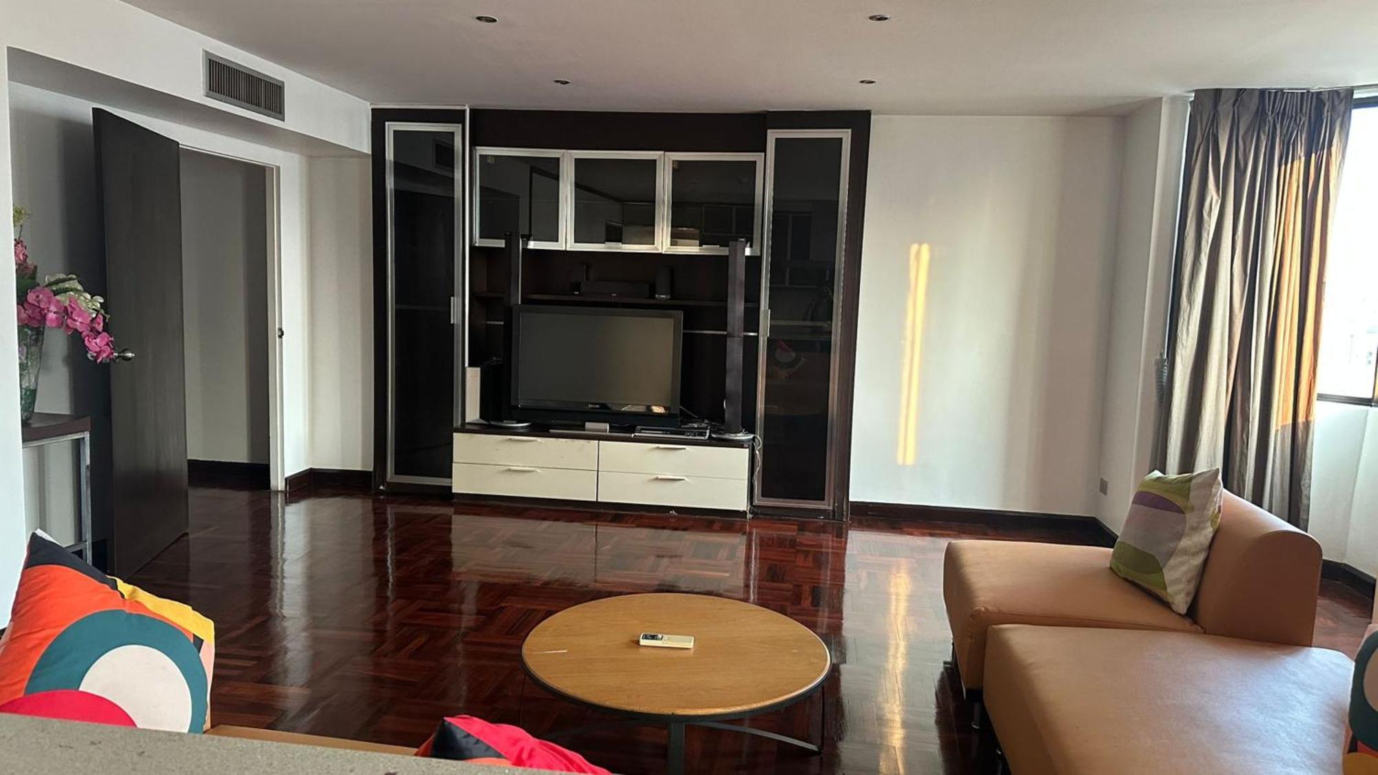 Affordable Serviced Apartments In Nana Omni Tower - Prime Sukhumvit Location Банкок Екстериор снимка