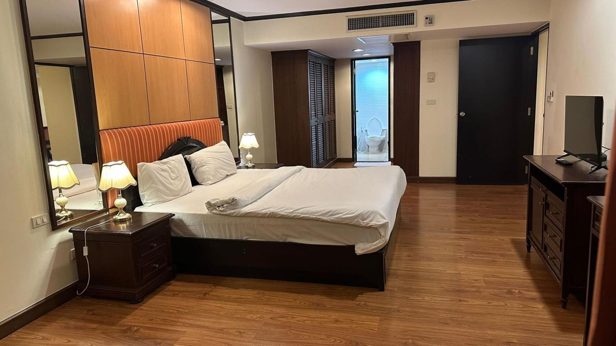 Affordable Serviced Apartments In Nana Omni Tower - Prime Sukhumvit Location Банкок Екстериор снимка