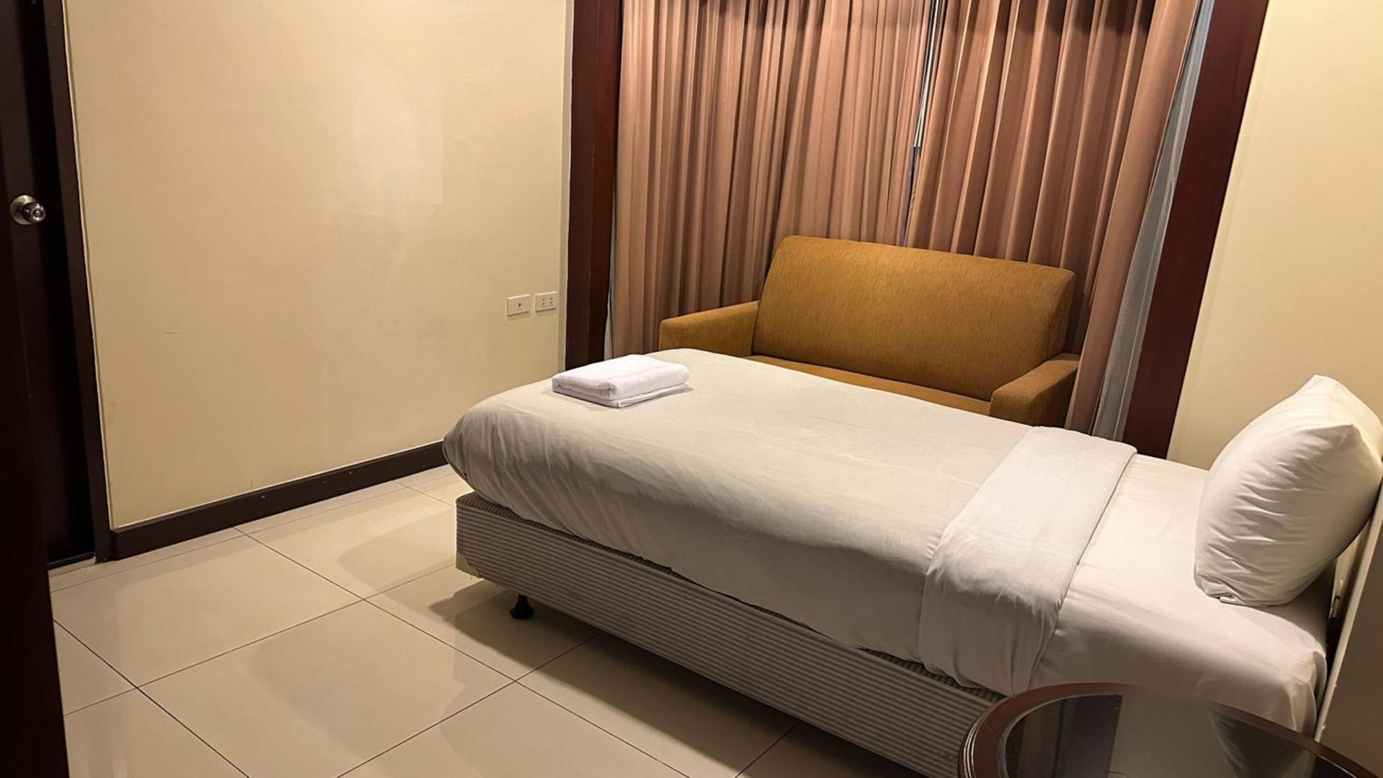 Affordable Serviced Apartments In Nana Omni Tower - Prime Sukhumvit Location Банкок Екстериор снимка