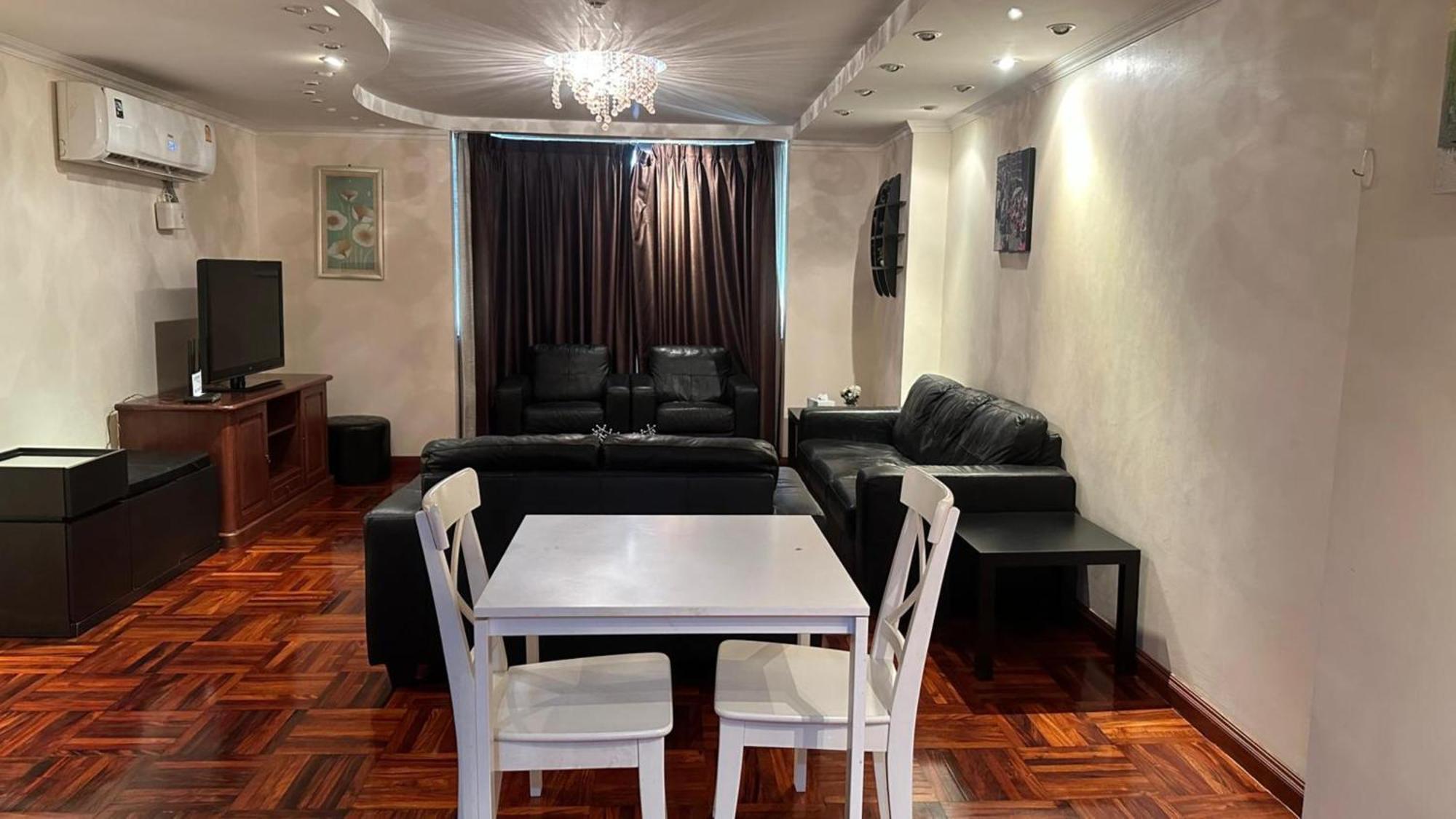 Affordable Serviced Apartments In Nana Omni Tower - Prime Sukhumvit Location Банкок Екстериор снимка