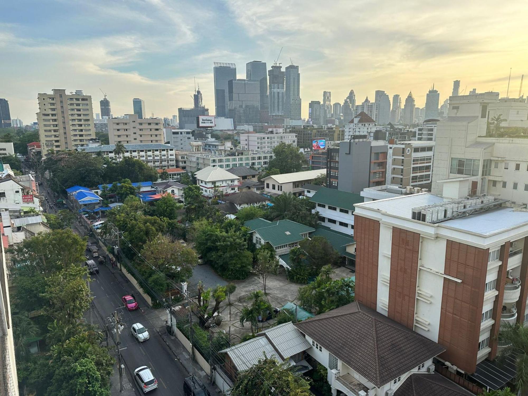 Affordable Serviced Apartments In Nana Omni Tower - Prime Sukhumvit Location Банкок Екстериор снимка