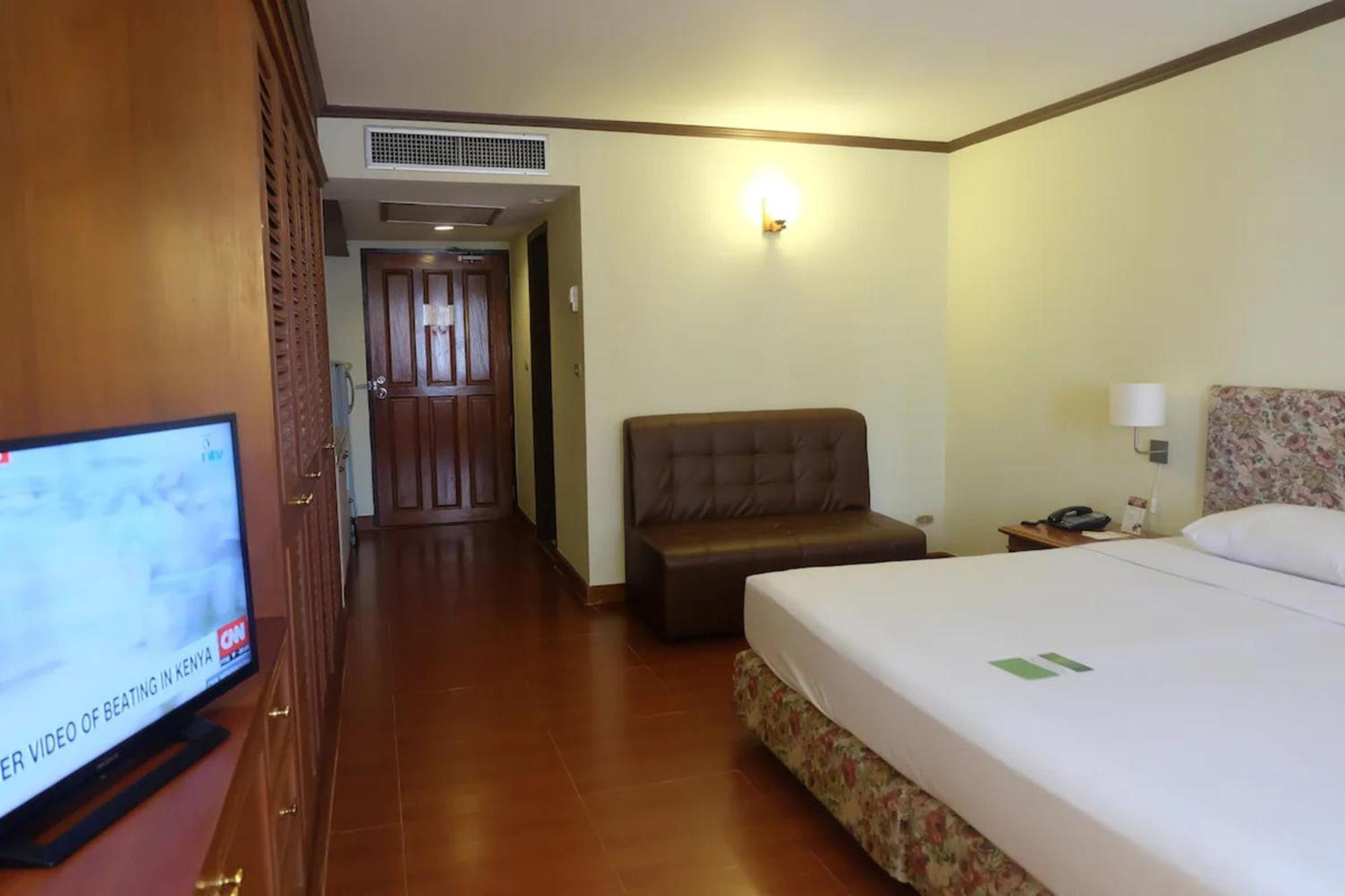 Affordable Serviced Apartments In Nana Omni Tower - Prime Sukhumvit Location Банкок Екстериор снимка