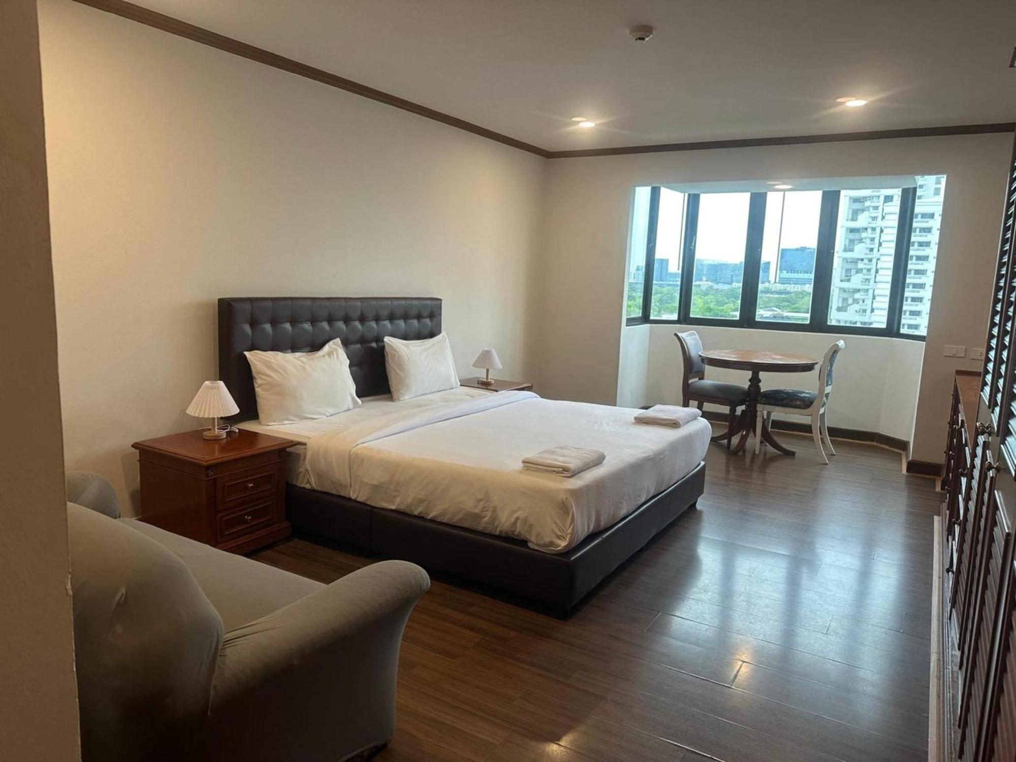 Affordable Serviced Apartments In Nana Omni Tower - Prime Sukhumvit Location Банкок Екстериор снимка