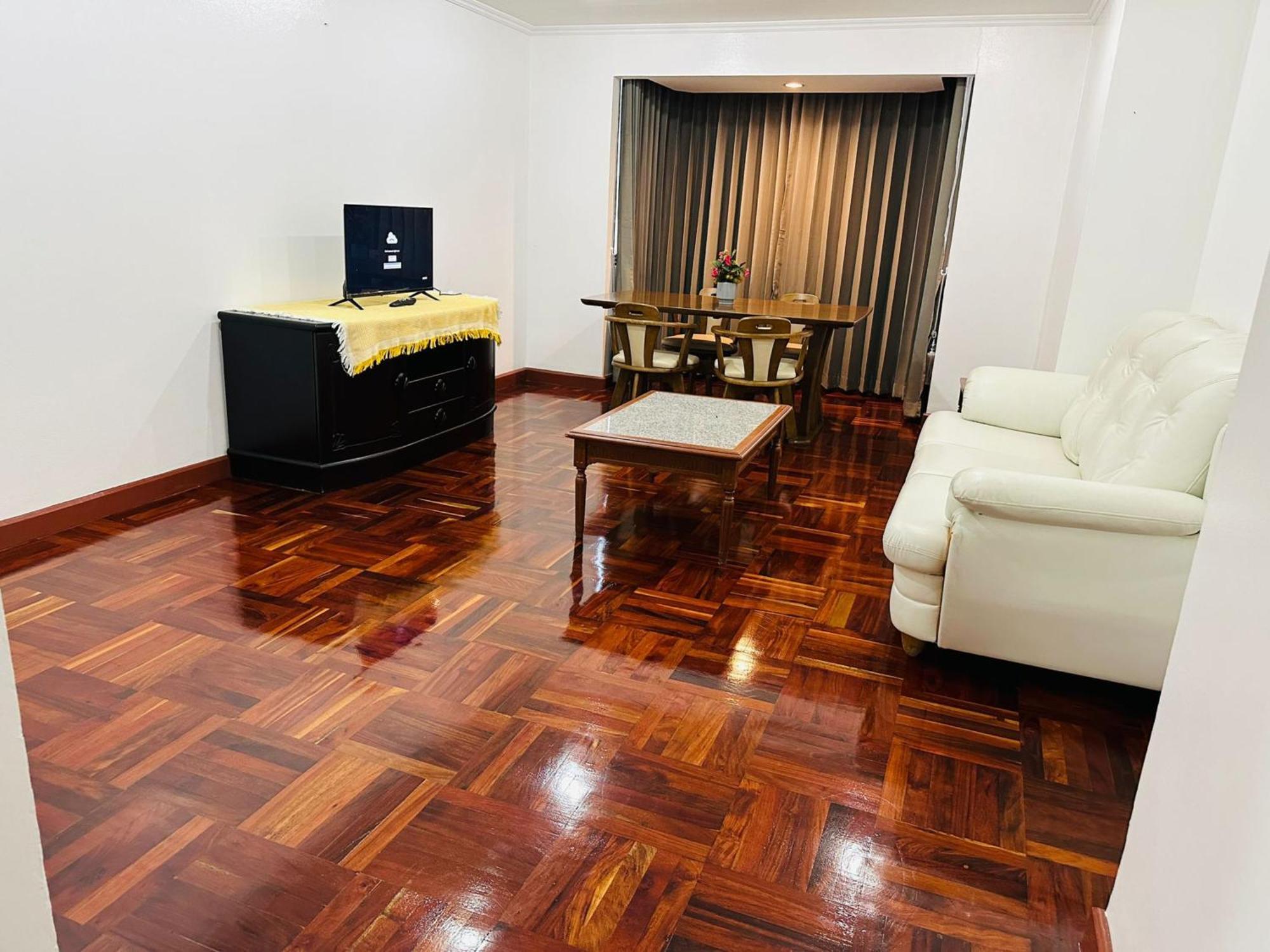Affordable Serviced Apartments In Nana Omni Tower - Prime Sukhumvit Location Банкок Екстериор снимка