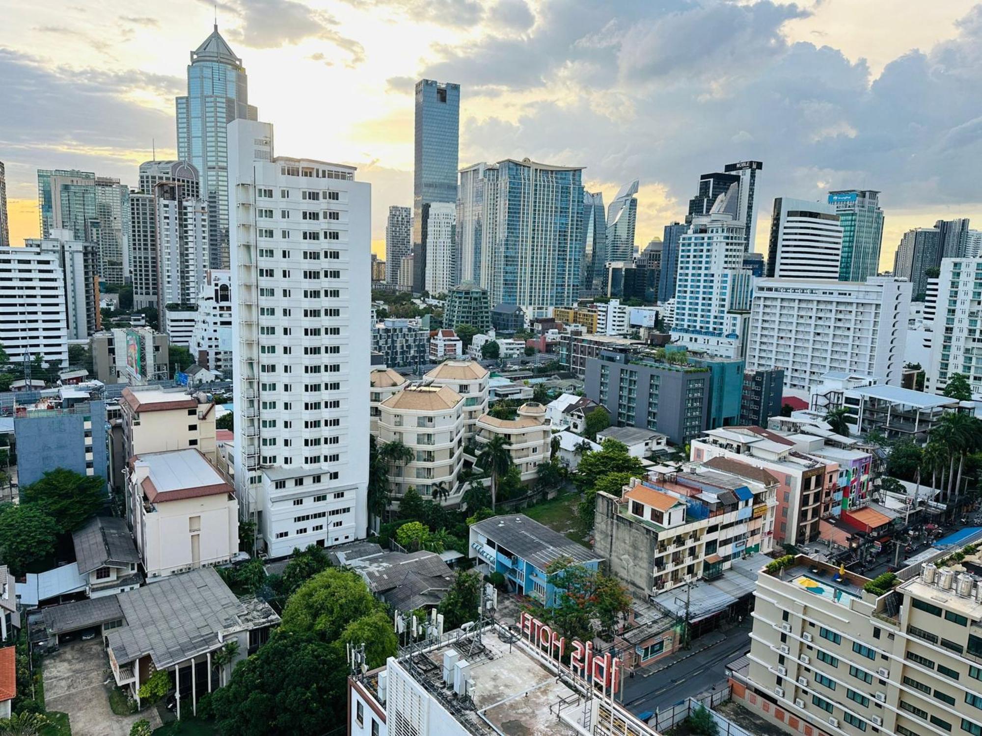 Affordable Serviced Apartments In Nana Omni Tower - Prime Sukhumvit Location Банкок Екстериор снимка