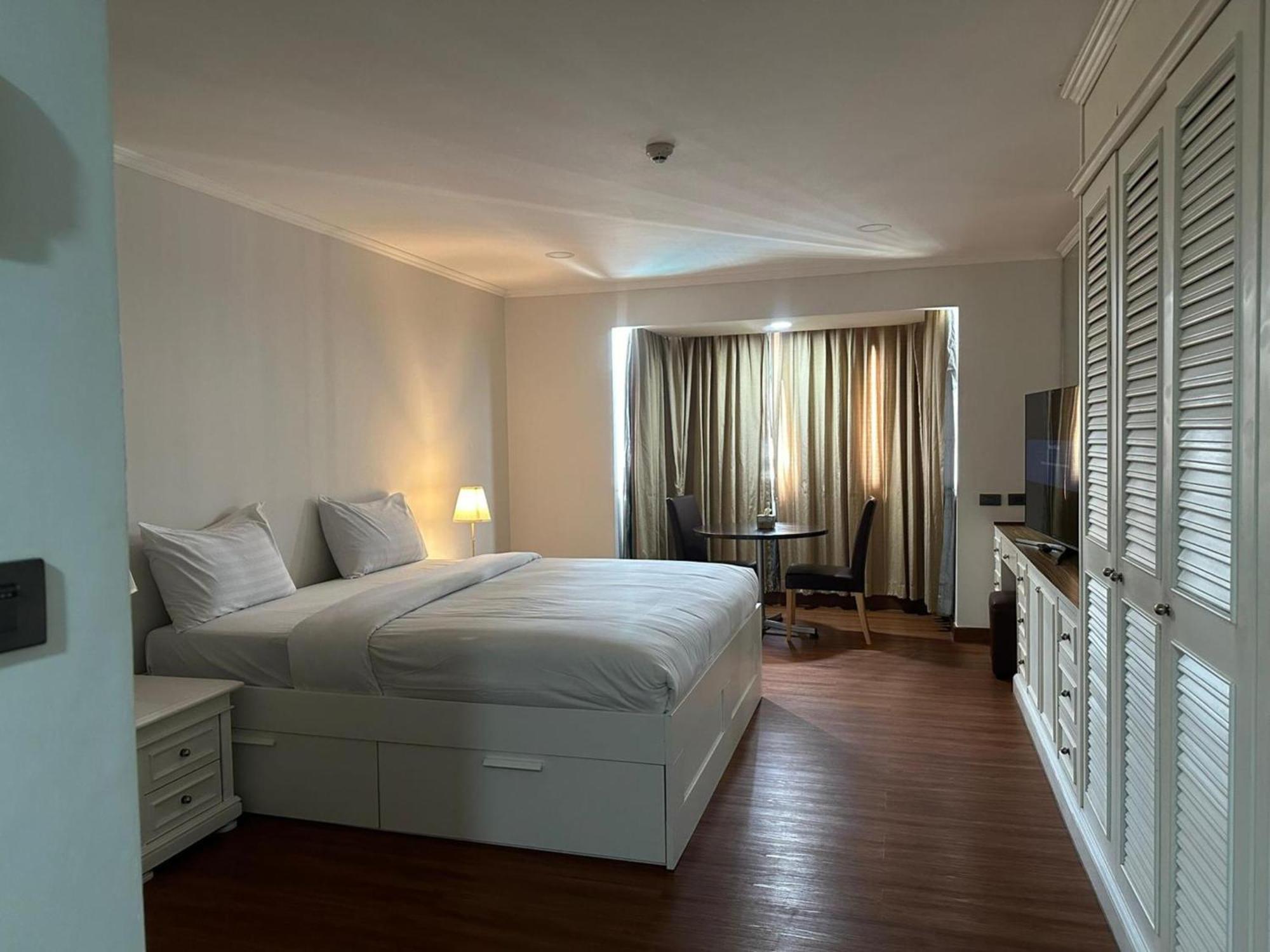 Affordable Serviced Apartments In Nana Omni Tower - Prime Sukhumvit Location Банкок Екстериор снимка