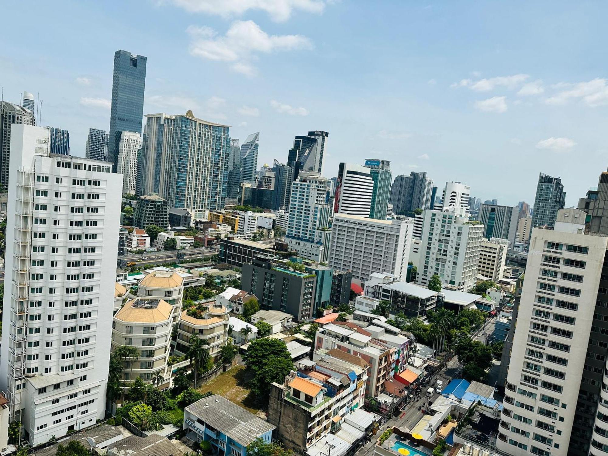Affordable Serviced Apartments In Nana Omni Tower - Prime Sukhumvit Location Банкок Екстериор снимка