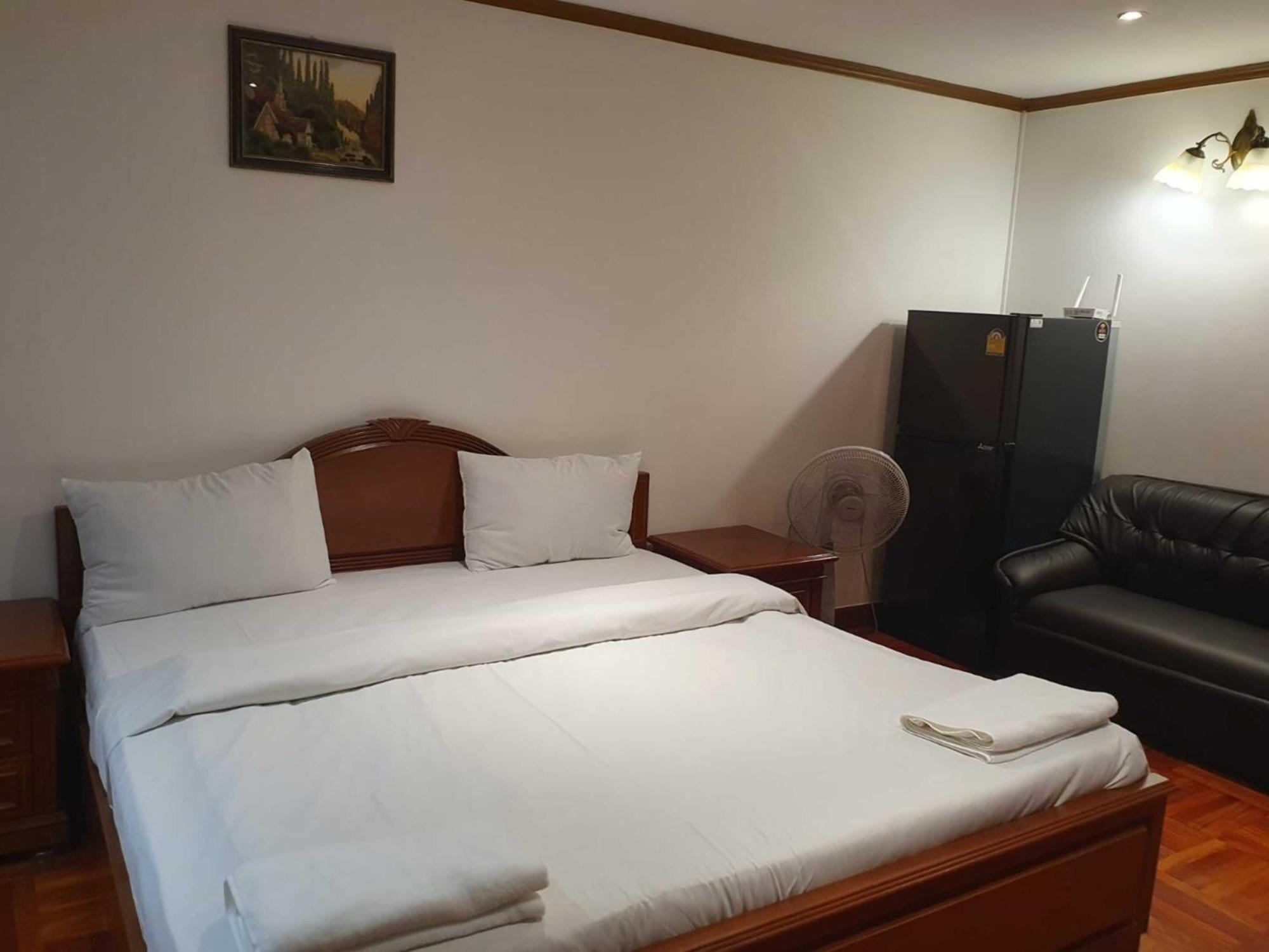 Affordable Serviced Apartments In Nana Omni Tower - Prime Sukhumvit Location Банкок Екстериор снимка