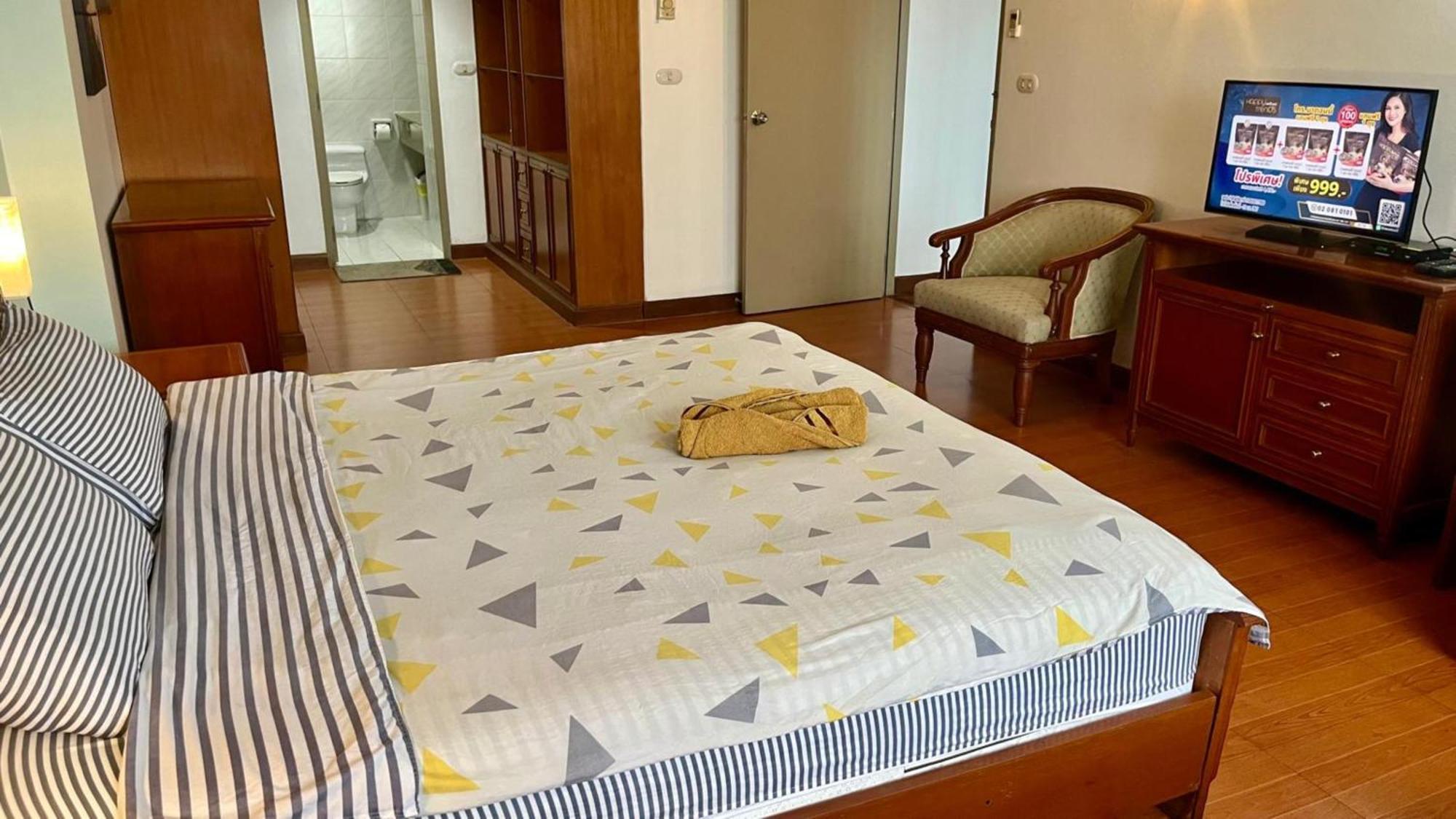 Affordable Serviced Apartments In Nana Omni Tower - Prime Sukhumvit Location Банкок Екстериор снимка