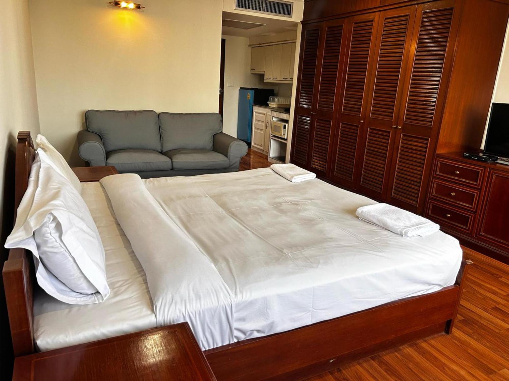 Affordable Serviced Apartments In Nana Omni Tower - Prime Sukhumvit Location Банкок Екстериор снимка